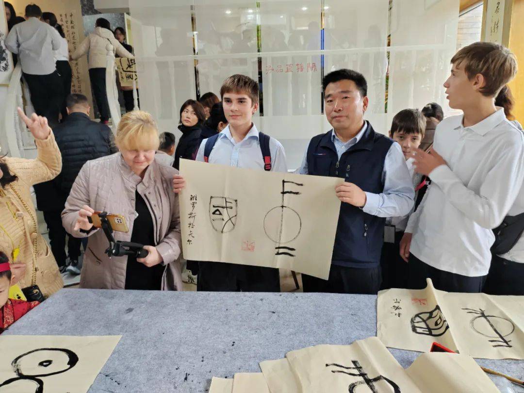 筆墨傳情，友誼長存——哈爾濱市書法家協會成功舉辦中俄青少年藝術文化交流活動